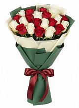 Букет Микс из красных и белых роз в Петровское