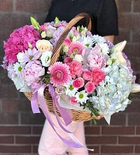 Цветочная композиция из Розы, Хризантемы, Пионы и Лизиантусы в корзине #REPLACE_PRED# Петровское