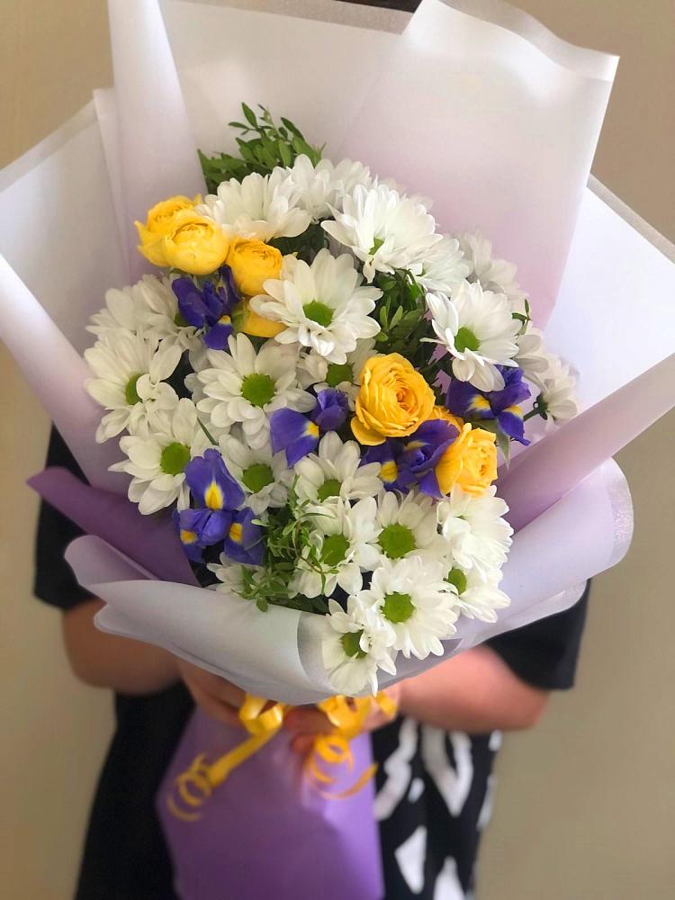 Букет цветов из: Ирисы, Хризантемы и Розы в Петровское