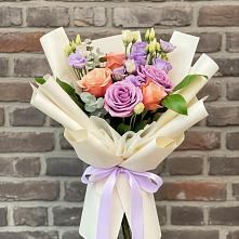 Букет цветов из:  Лизиантусы и Розы в Петровское