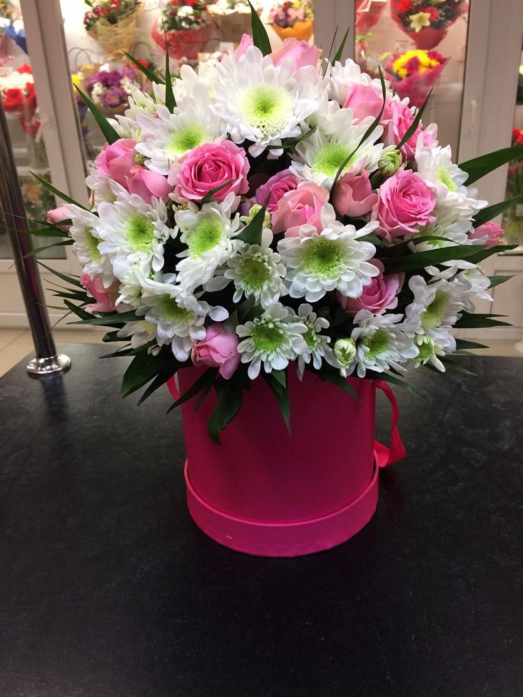 Цветочная композиция из Розы и Хризантемы в шляпной коробке в Петровское