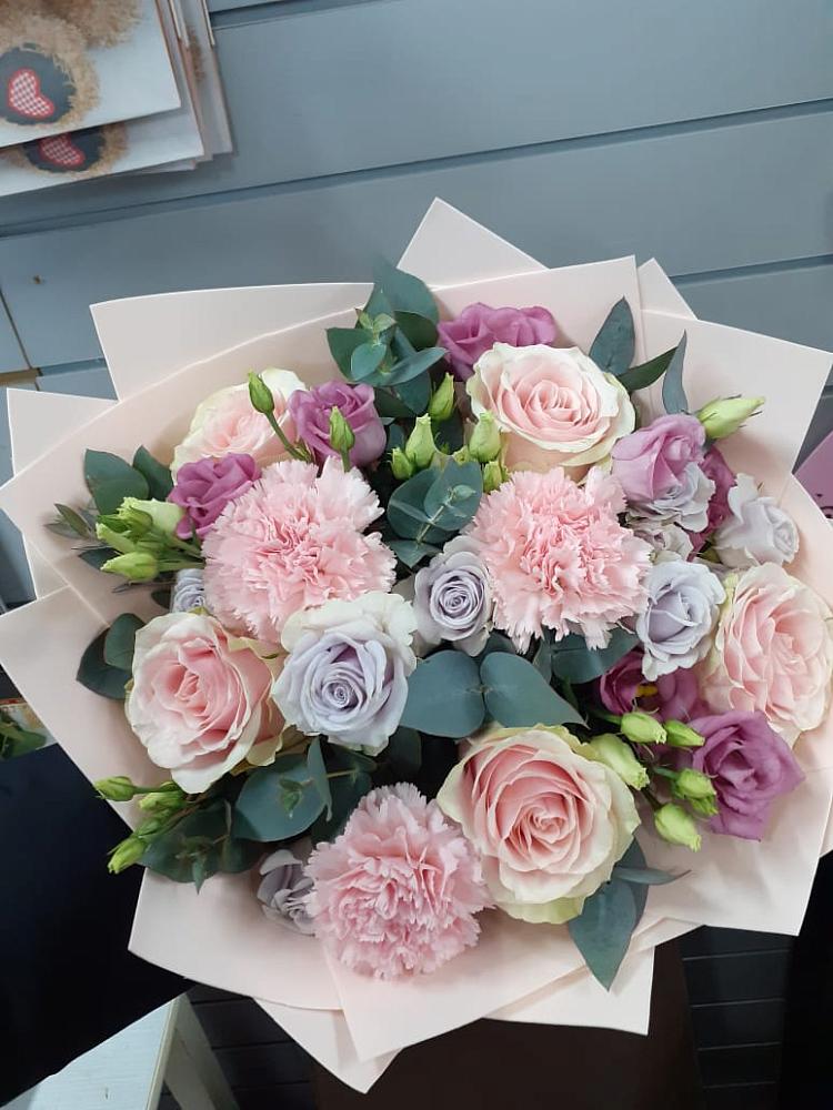 Букет цветов из: Розы, Гвоздики и Лизиантусы в Петровское